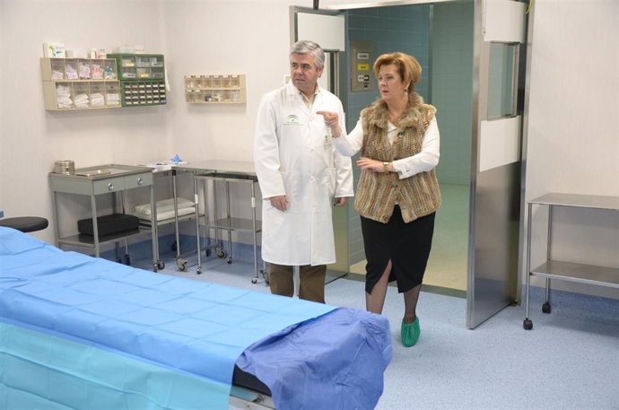 Vega y Salcedo en uno de los quirófanos que se han reformado.