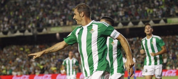 Joaquín celebra un gol con su Betis