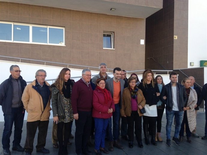 Antonio Maíllo, junto a miembros de IU en Santiponce