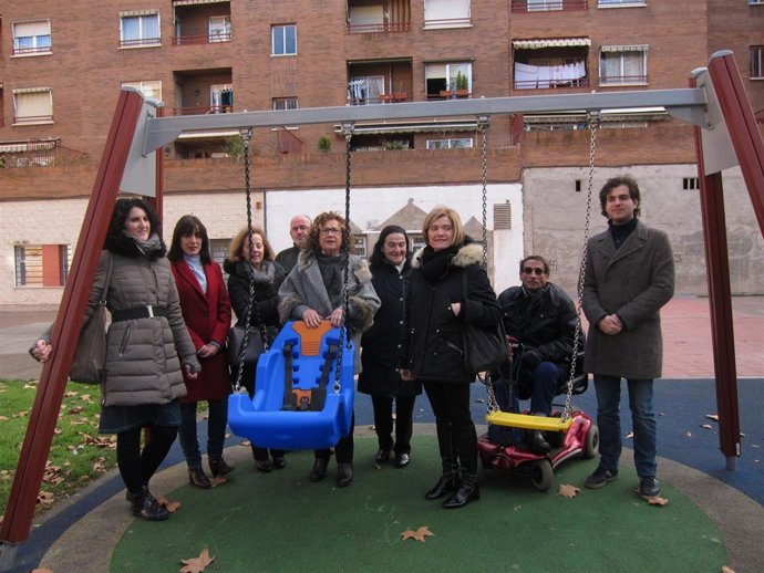 Columpio adaptado con arnés en la Plaza Maestro Lope