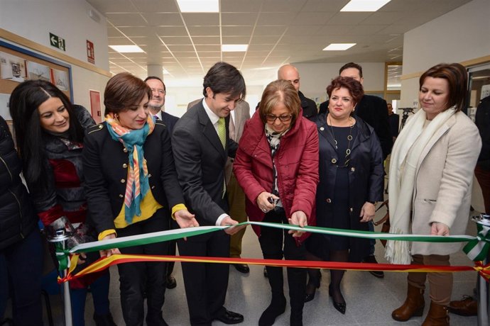 Adelaida de la Calle inaugura un colegio en Churriana de la Vega (Granada)
