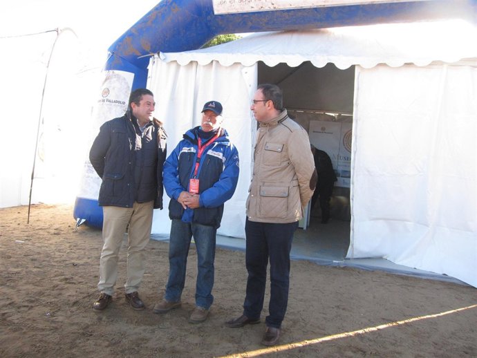 Alonso Monge (d) y Ablerto Collantes (i), junto a un miembre de la organización