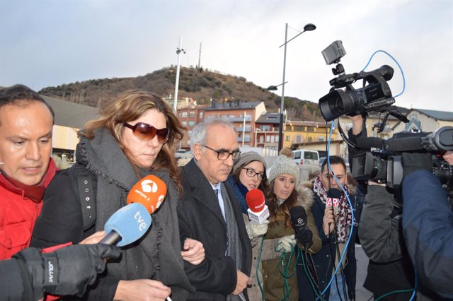 La madre de Nadia y su abogado Alberto Martín llegan al juzgado