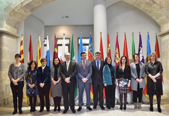 Foto de familia de los presidentes de cámaras autonómicas reunidos