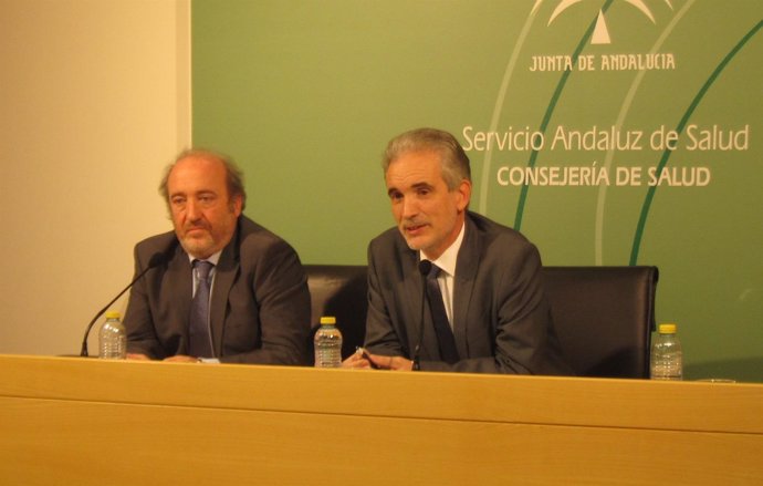 El consejero de Salud, Aquilino Alonso (a la derecha), en rueda de prensa