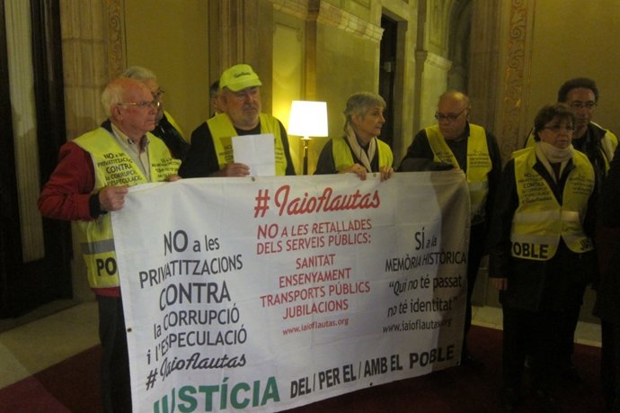 Protesta de los 'yayoflautas' en el Parlament