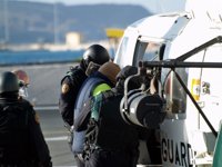 La Guardia Civil traslada en helicóptero a los dos yihadistas de Ceuta tras concluir los registros