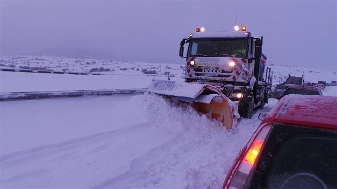 Quitanieves en un temporal anterior en Cantabria (Archivo)