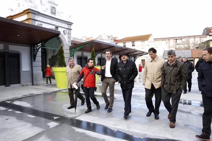 Mazón y Abascal inauguran la urbanización de la plaza