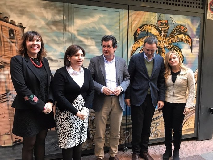 Bonig junto a Císcar y otros miembros del PP