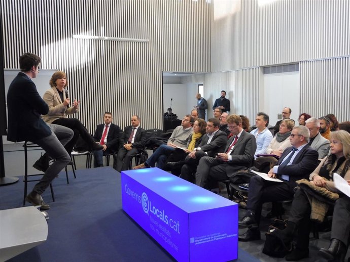 La consellera de M.Borràs con alcaldes de las comarcas de l'Ebre.