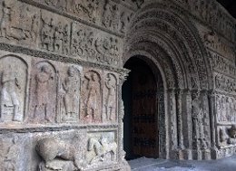 Finaliza la restauración de la portada del Monestir de Ripoll