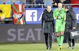 Nazuet Pérez, portero de Osasuna, tras sufrir una lesión en el hombro