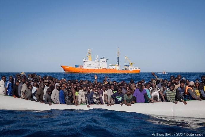Embarcación con inmigrantes rescatada en el Mediterráneo