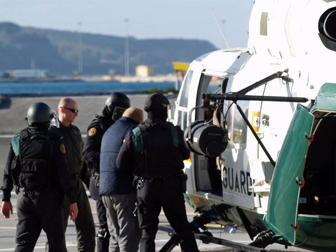 La Guardia Civil traslada en helicóptero a los dos detenidos en Ceuta
