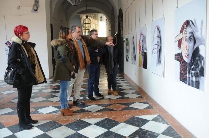 Guijarro (centro) visita la muestra