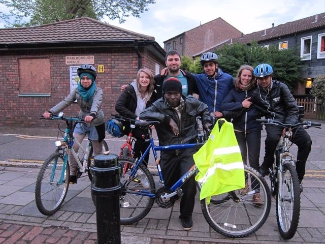 Entrega de bicicletas a refugiados gracias a The Bike Project