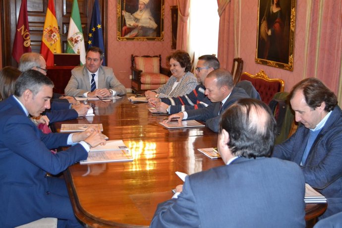 Reunión del alcalde de Sevilla con empresarios de Carretera Amarilla