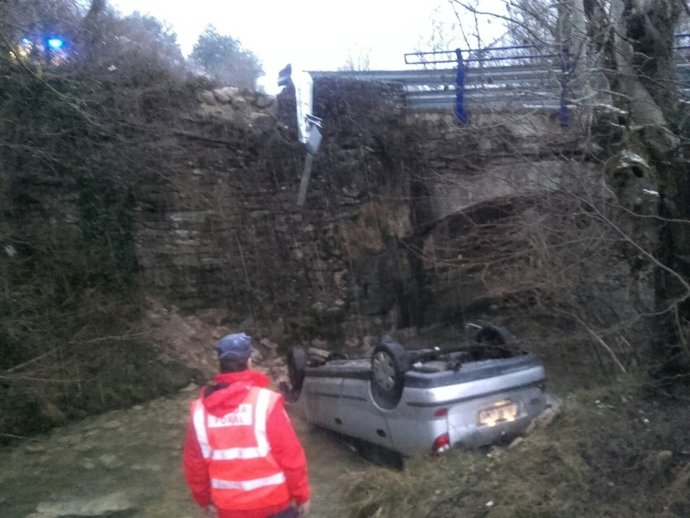 Accidente de coche que ha caido al río Leziza en Torrano
