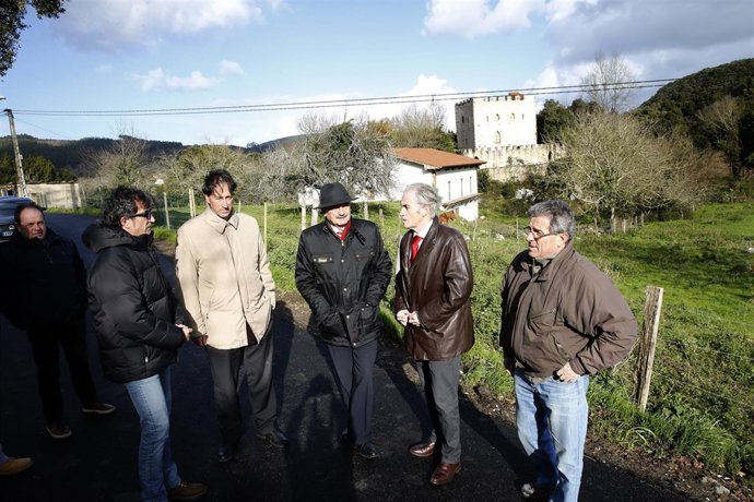 Inauguración del asfaltado del vial de Torre Venero, en Arnuero