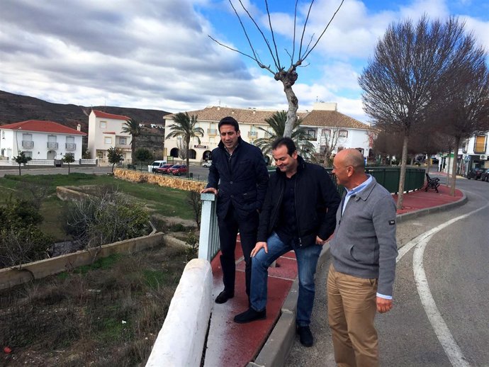 El diputado Óscar Liria junto al alcalde de Taberno, Antonio Martos.