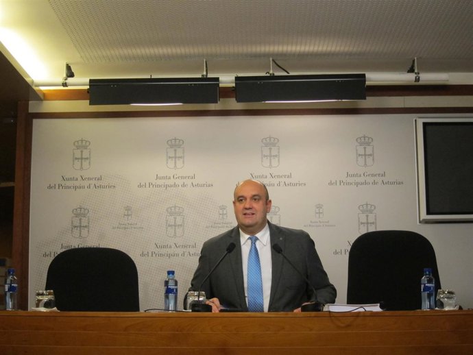 El diputado de Foro Asturias Pedro Leal en rueda de prensa