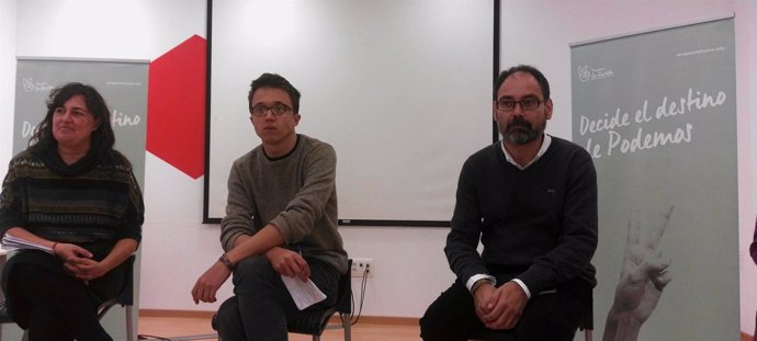 El secretario Político de Podemos, Íñigo Errejón, junto a diputados nacionales