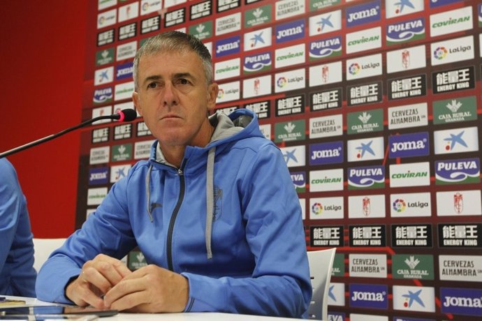 Lucas Alcaraz en rueda de prensa con el Granada