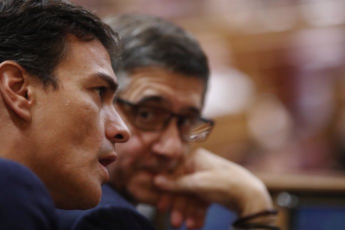 Pedro Sánchez con Patxi López en el debate de investidura 