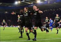 Marcos Alonso y Pedro aguantan la presión de Tottenham y Arsenal en un Chelsea más líder
