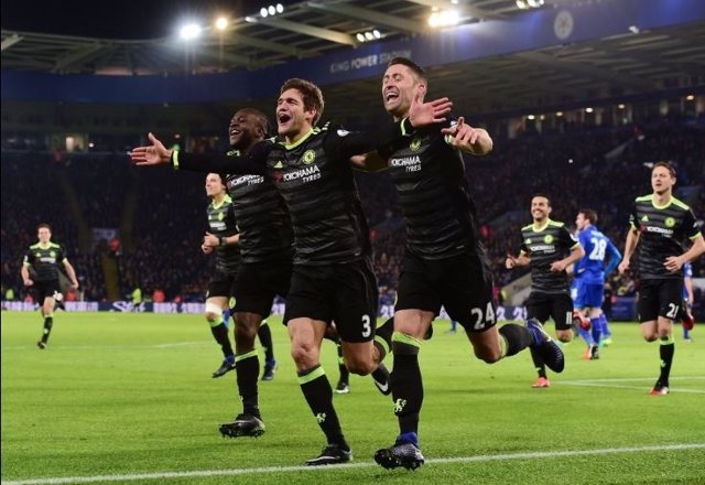 Marcos Alonso celebra su doblete con el Chelsea