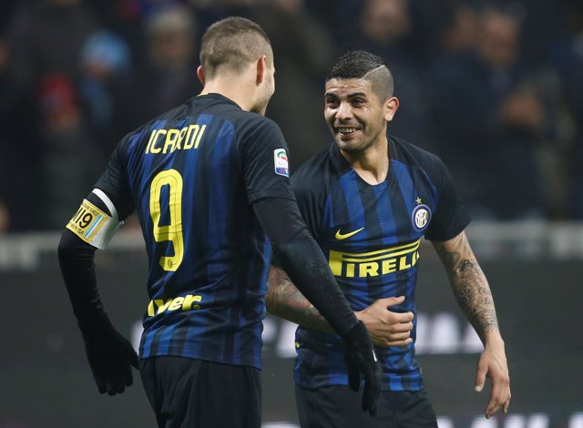Icardi y Banega celebran un gol con el Inter de Milán 