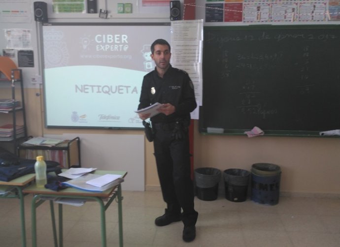 Agente presentando el programa