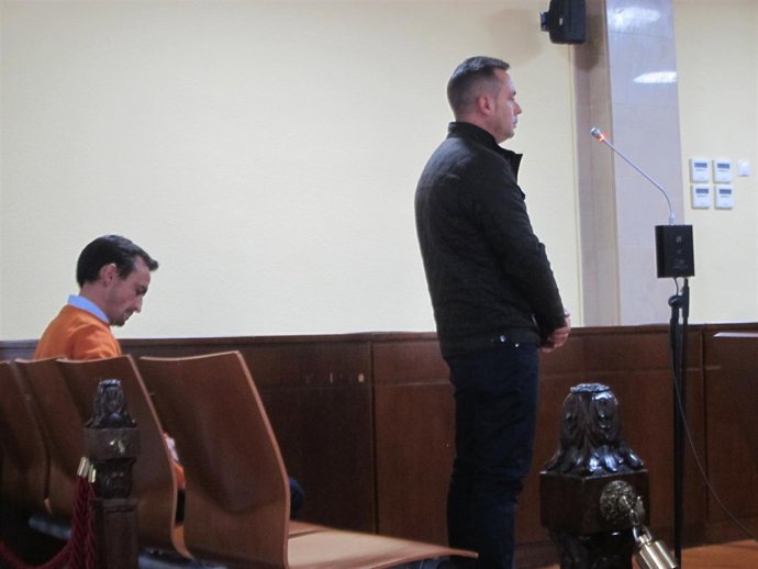 Los dos hermanos condenanos prestando declaración en el juicio