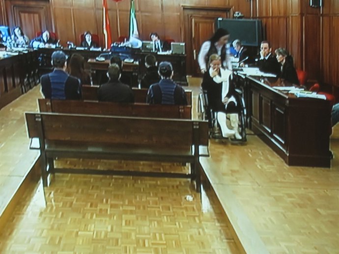 La Madre Del 'Cuco' Abandona El Juicio Tras Declarar En La Sala