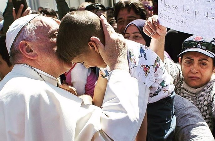 El Papa Francisco saluda a un niño en la Plaza de San Pedro