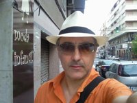 El poeta Javier Cebrián ofrece un recital este lunes en el Café Zalacaín