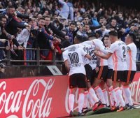 El Valencia vence al Espanyol y se reconcilia con Mestalla