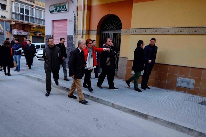 El alcalde, Francisco de la Torre, en una de sus visitas.