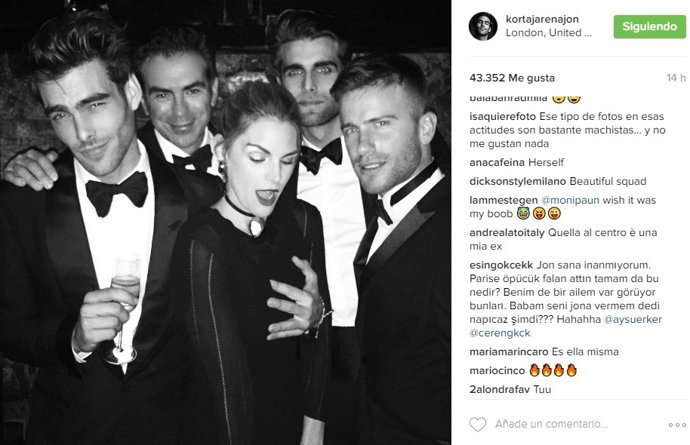 Jon kortajarena y amaia salamanca junto a más invitados
