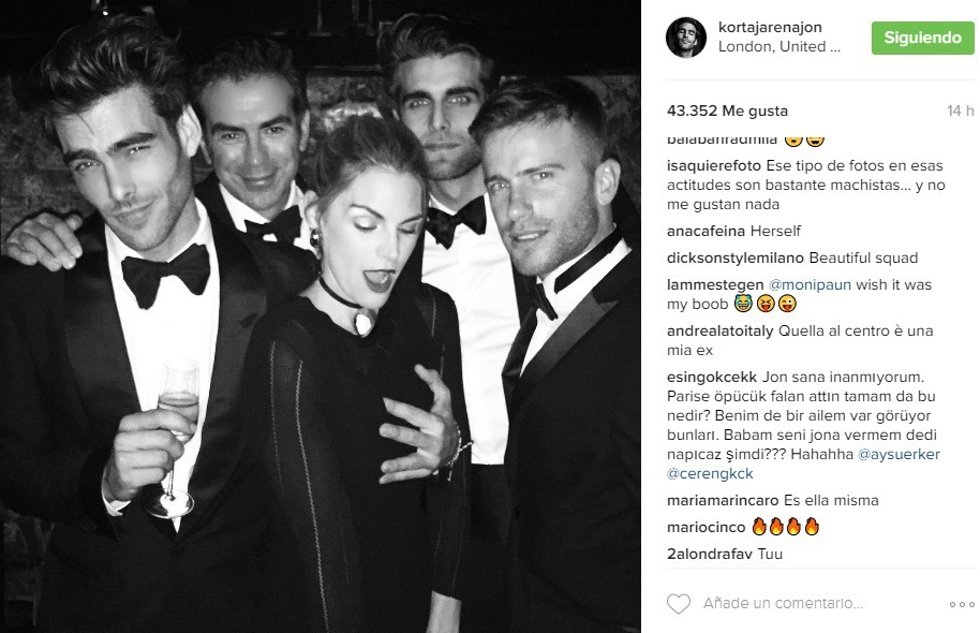 Jon kortajarena y amaia salamanca junto a más invitados