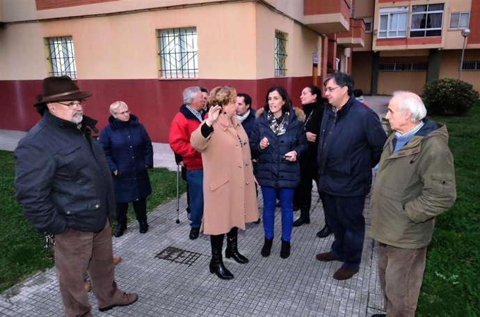 Gema Igual con miembros de la AAVV Sarruján de Carmona, de La Albericia