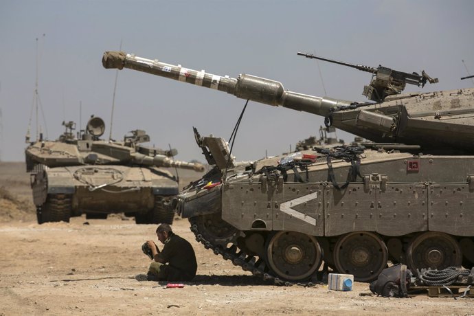 Carro de combate israelí junto a la frontera de Gaza
