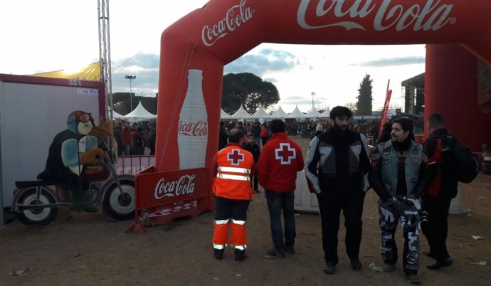 Operarios de Cruz Roja en la concentración