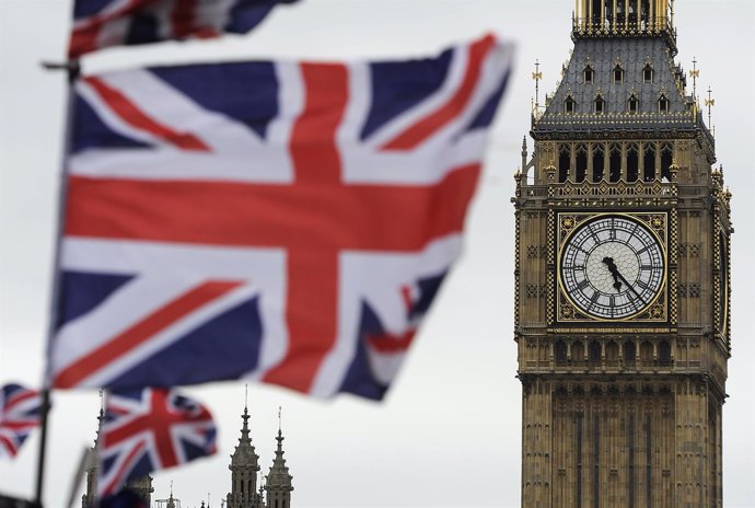 Bandera británica frente al Big Ben
