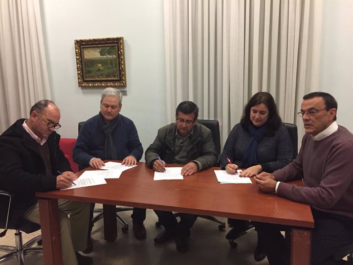 Firma del acuerdo entre PSOE, IU y 'Sí se puede Aljaraque'