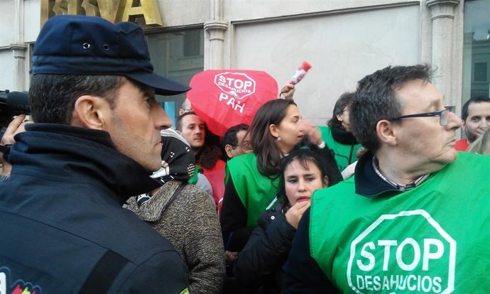 Manifestación de la PAH frente al Congreso