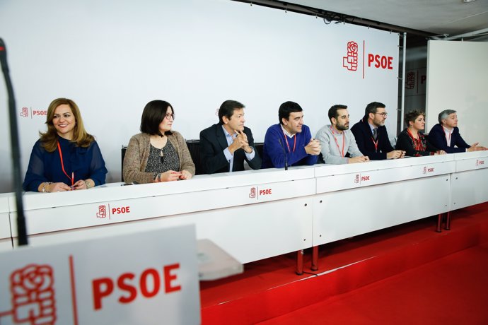 Javier Fernández con el resto de la Gestora del PSOE ante el Comité Federal