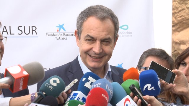 Zapatero atendiendo a los medios en Valencia