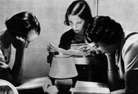 La Sala del Teatro Calderón de Valladolid acoge la exposición diseñada en el centenario de la 'Residencia de Señoritas'